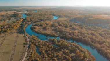 Sinematik havadan görünümü, bir güzel menderesler nehir, büyük bir yükseklikten panoramik görünümü üzerinde uçuş