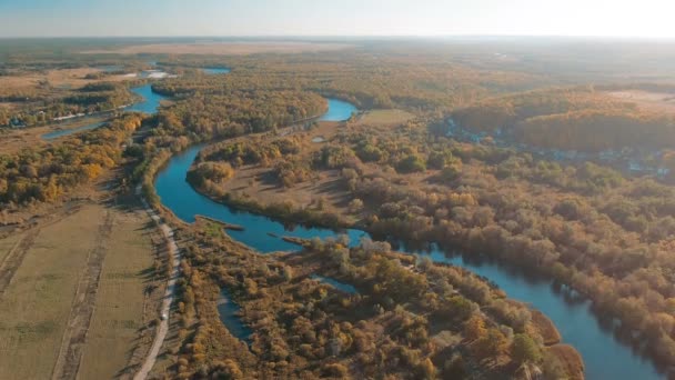 Filmische Luftaufnahme, Flug über einen schönen mäandernden Fluss, Panoramablick aus großer Höhe — Stockvideo