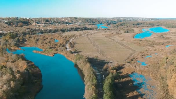 Filmische Luftaufnahme, Flug über einen schönen mäandernden Fluss, Panoramablick aus großer Höhe — Stockvideo