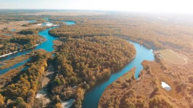 Sinematik havadan görünümü, bir güzel menderesler nehir, büyük bir yükseklikten panoramik görünümü üzerinde uçuş
