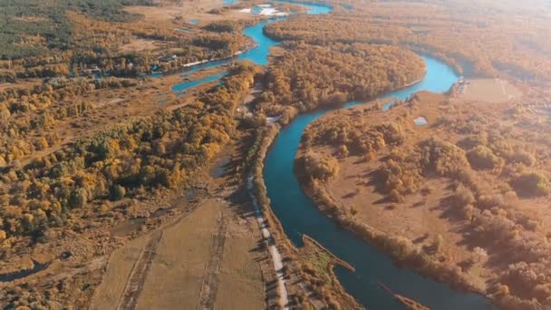 Filmiska Flygfoto, flyg över en vacker slingrande floden, panoramautsikt från hög höjd — Stockvideo