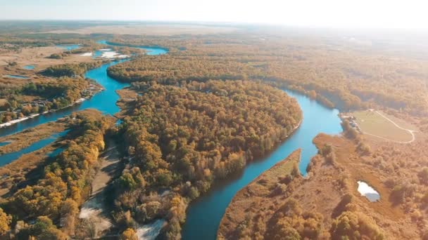 Sinematik havadan görünümü, bir güzel menderesler nehir, büyük bir yükseklikten panoramik görünümü üzerinde uçuş — Stok video