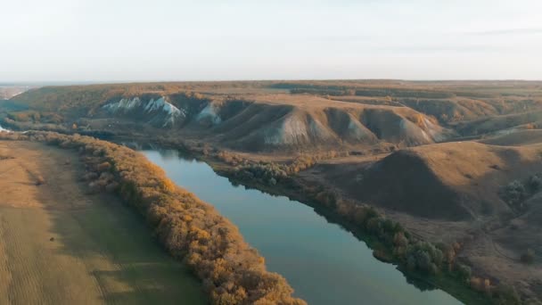 Filmische 4 k luchtfoto. Vliegen over groene grazige rotsachtige krijt heuvels, bergen en een rivier — Stockvideo