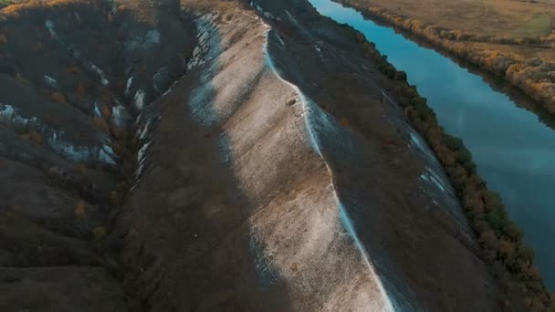 Elokuva 4k antenni näkymä. Lentää yli vihreä ruohoinen kivinen liitu kukkuloita, vuoria ja joki — kuvapankkivideo