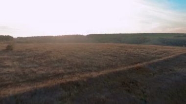Sinema 4 k hava manzara. Yeşil çimenli kayalık tebeşir tepeler, dağlar ve bir nehir üzerinde uçan