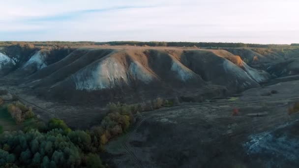 映画のような 4 k 撮。緑の草で覆われた岩のチョークの丘、山および川上空 — ストック動画