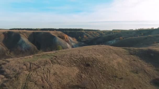 Vista aérea cinematográfica de 4k. Volando sobre verdes colinas de tiza rocosa, montañas y un río — Vídeo de stock