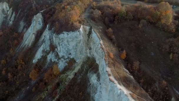 Vista aerea 4k cinematografica. Volare su verdi colline di gesso roccioso erboso, montagne e un fiume — Video Stock