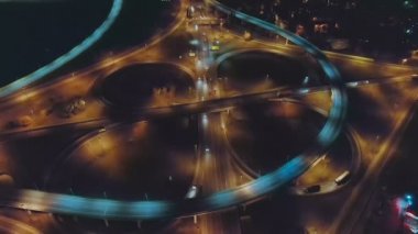 Hava 4 k görünüm kentsel gece trafik ışıklı roundabout