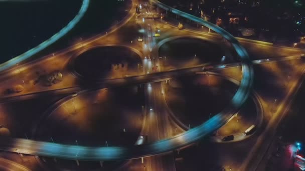 Vue aérienne 4k circulation nocturne urbaine sur le rond-point éclairé — Video