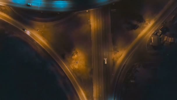 Aerea 4k vista traffico notturno urbano sulla rotonda illuminata — Video Stock