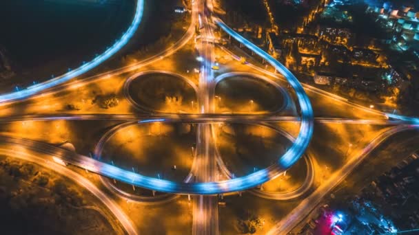 Vista aérea 4k. Hiperlapso temporal del tráfico nocturno urbano en una rotonda en forma de círculos y ocho — Vídeos de Stock