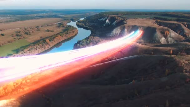 Vista aérea 4k. Distribuição de raios tricolores na forma da bandeira russa sobre a natureza com um belo rio e montanhas — Vídeo de Stock