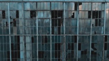 4 k hava manzara. Savaştan sonra kırık cam, imha, korkutucu endüstriyel kompozisyon terk edilmiş fabrikası yok