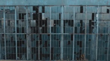 4 k hava manzara. Savaştan sonra kırık cam, imha, korkutucu endüstriyel kompozisyon terk edilmiş fabrikası yok