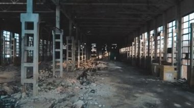 4 k hava manzara. Savaştan sonra kırık cam, imha, korkutucu endüstriyel kompozisyon terk edilmiş fabrikası yok