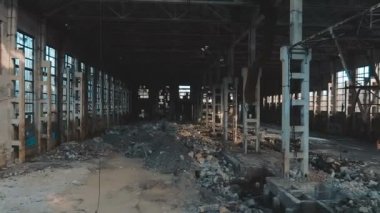 4 k hava manzara. Savaştan sonra kırık cam, imha, korkutucu endüstriyel kompozisyon terk edilmiş fabrikası yok
