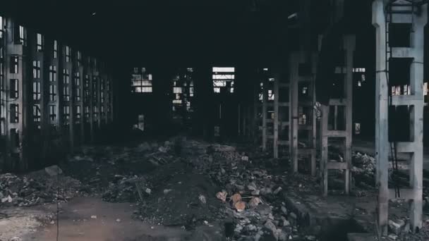 Vista aérea 4k. Destruída fábrica abandonada após a guerra, vidro quebrado, destruição, composição industrial assustadora — Vídeo de Stock