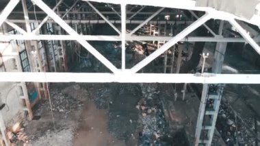 4 k hava manzara. Savaştan sonra kırık cam, imha, korkutucu endüstriyel kompozisyon terk edilmiş fabrikası yok