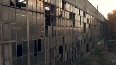 4 k hava manzara. Savaştan sonra kırık cam, imha, korkutucu endüstriyel kompozisyon terk edilmiş fabrikası yok
