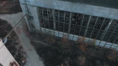 4 k hava manzara. Savaştan sonra kırık cam, imha, korkutucu endüstriyel kompozisyon terk edilmiş fabrikası yok
