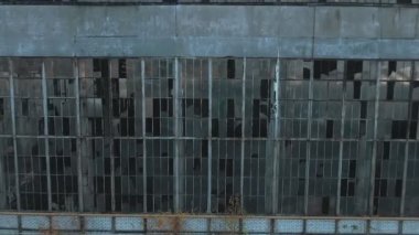 4 k hava manzara. Savaştan sonra kırık cam, imha, korkutucu endüstriyel kompozisyon terk edilmiş fabrikası yok