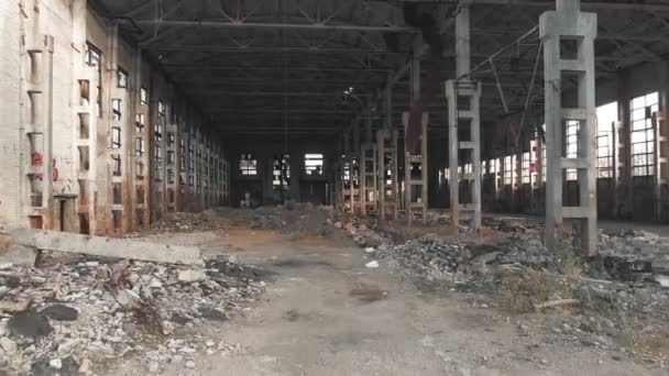 Vista aérea 4k. Destruída fábrica abandonada após a guerra, vidro quebrado, destruição, composição industrial assustadora — Vídeo de Stock