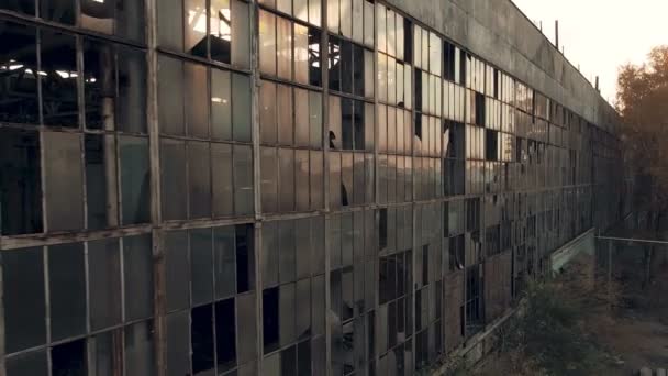 Vista aérea de 4k. Destruida fábrica abandonada después de la guerra, vidrios rotos, destrucción, aterradora composición industrial — Vídeo de stock
