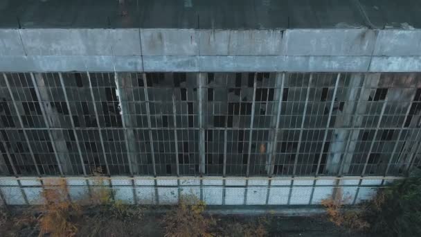 4 k Flygfoto. Förstörde övergiven fabrik efter kriget, trasiga glas, förstörelse, skrämmande industriell sammansättning — Stockvideo