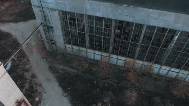 Vista aérea de 4k. Destruida fábrica abandonada después de la guerra, vidrios rotos, destrucción, aterradora composición industrial — Vídeo de stock