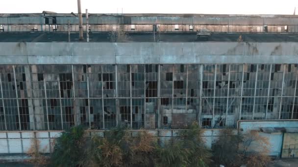 4 k luchtfoto. Verlaten fabriek vernietigd na de oorlog, gebroken glas, vernietiging, beangstigend industriële samenstelling — Stockvideo