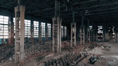 4 k hava manzara. Savaştan sonra kırık cam, imha, korkutucu endüstriyel kompozisyon terk edilmiş fabrikası yok