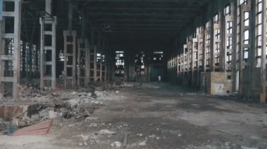 4 k hava manzara. Terk edilmiş fabrikası savaştan sonra kırık cam, imha, korkutucu endüstriyel kompozisyon, paralaks dolly zoom etkisi yok