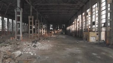 4 k hava manzara. Savaştan sonra kırık cam, imha, korkutucu endüstriyel kompozisyon terk edilmiş fabrikası yok