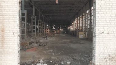 4 k hava manzara. Savaştan sonra kırık cam, imha, korkutucu endüstriyel kompozisyon terk edilmiş fabrikası yok