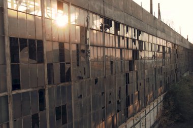 4 k hava manzara. Savaştan sonra kırık cam, imha, korkutucu endüstriyel kompozisyon terk edilmiş fabrikası yok