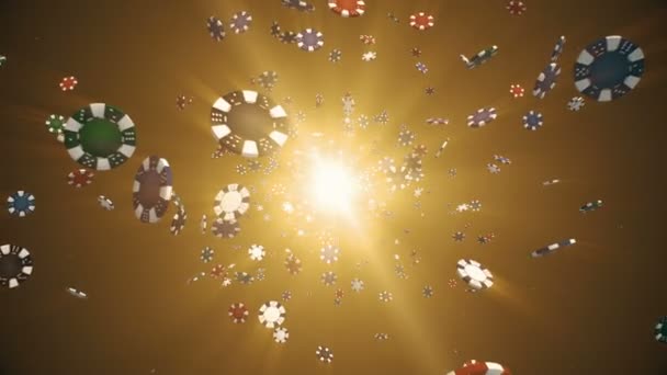 Flygande casino chips i kameran i slow motion med strålar av ljus på en guld bakgrund, sömlös loop animation — Stockvideo