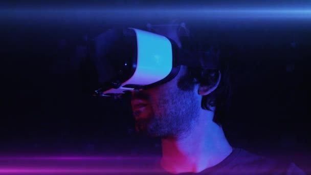 Молодой Человек Наушниках Смотрит Вокруг Удивляется Удивительно Шлем Виртуальной Реальности — стоковое видео