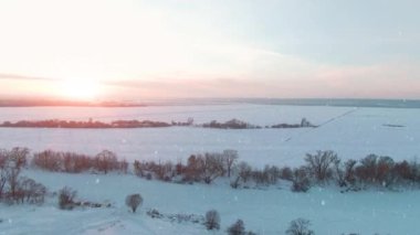 4 k hava manzara, düşen kar kış güneşli bir gün batımında
