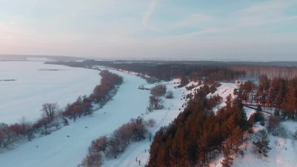4k vista aérea neve coberto árvores rio drone filmagem paisagem inverno natureza bonita em um dia ensolarado — Vídeo de Stock