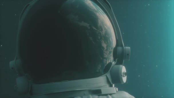 Um astronauta solitário olha para o planeta Terra em órbita no espaço exterior, o planeta Terra reflete em um capacete espacial. Filmagem cinematográfica 4k para programas científicos no espaço, planeta Terra e outros — Vídeo de Stock