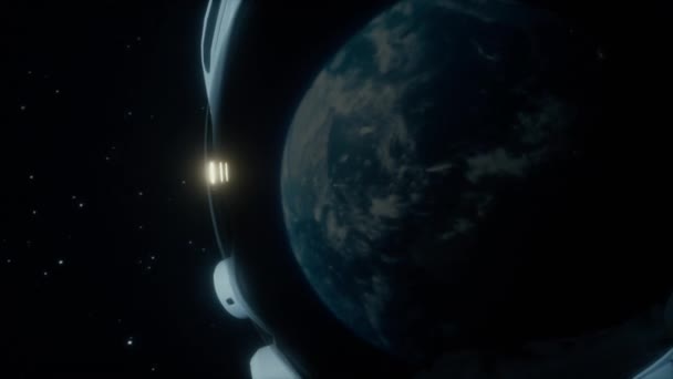 Un astronauta solitario mira al planeta tierra en órbita en el espacio exterior, el planeta tierra se refleja en un casco de traje espacial. Cinematic 4k metraje para programas científicos en el espacio, el planeta tierra y otros — Vídeo de stock