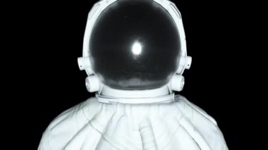 Bir astronot dairesel ışığı yanıp sönüyor