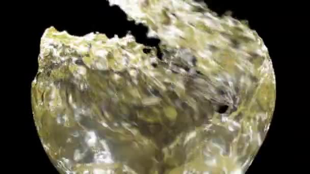 Ефектний налив алкоголю ізольований на чорному тлі при повільному русі з альфа-матовим — стокове відео