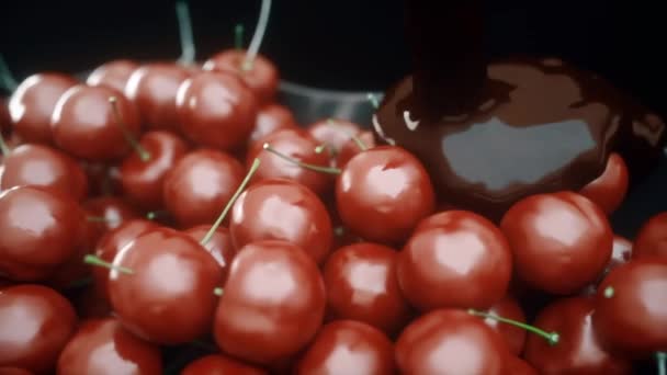 Atemberaubende realistische Animation des Gießens flüssiger Schokolade auf Kirschschokolade in Zeitlupe — Stockvideo