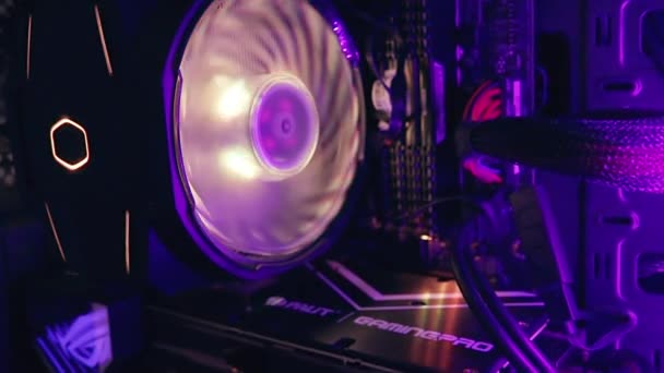 New York - 17 februari 2019: De meest krachtige gaming computer met twee beste Nvidia videokaarten Rtx 2080 ti samen over de brug met Led-achtergrondverlichting — Stockvideo