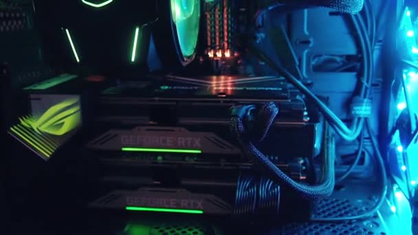 NEW YORK - February 17, 2019: The most powerful gaming computer with two best NVIDIA video cards RTX 2080 ti in conjunction across the bridge with LED backlight — Stock Video