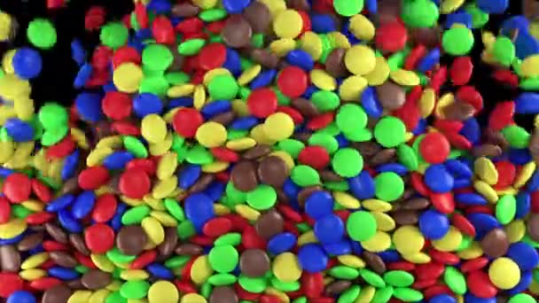 Colorido movimiento candys cayendo desde arriba y llenando la pantalla. Textura del patrón de fondo dulces con alfa mate — Vídeo de stock