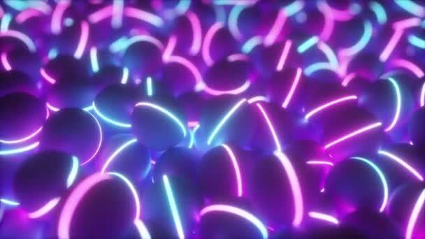 Animation 3D 4k d'un tas de sphères lumineuses ultraviolettes colorées abstraites au néon, roulantes et tombantes . — Video