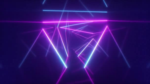 Latanie w futurystycznym korytarza z trójkątów, Płynna pętla 4k tło, fluorescencyjne światła ultrafioletowego, linie neon kolorowe laserowe, geometryczne niekończące się tunel, niebieski różowy widma, 3d render Abstrakcja — Wideo stockowe